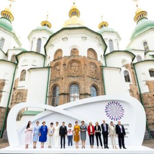 Robin Wright Instagram - Honored to be a part of #thekyivsummitoffirstladiesandgentlemen Thank you so much @olenazelenska_official & @zelenskiy_official 
#ukraine #kyev #kiev
#humanrights #equalrights #together #werise #tothechallenge