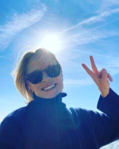 Robin Wright Instagram - Wishing you all peace, hope and faith for 2022!! 🙏🥰