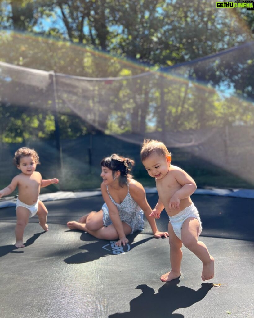 Rocío Toscano Instagram - No se en que estaba pensando cuando me fui a vivir al campo sola con dos bebes de 10 meses jajaja ke loca 😅 1 año en USA, 1 año en el sur y ya vamos a cumplir 1 año en stgo en dos semanas 🫶🏼❤️‍🔥