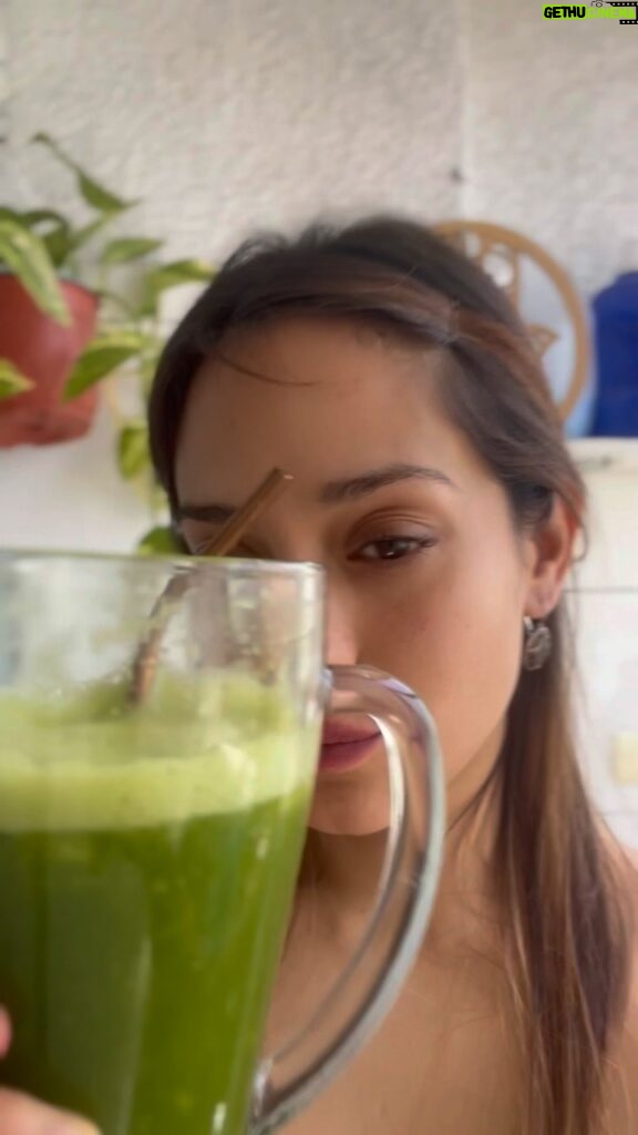 Rocío Toscano Instagram - Para que se lo tomen mañana en la mañana 🔫🧃💚 JUGO DITAAAXXX con mi @miomat_latam 😻 - pepino - espinaca - manzana verde - limón- pepino dulce🧝🏼‍♀️