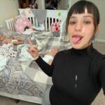 Rocío Toscano Instagram - Hoy se estrena un pedacito de mi maternidad @muymamapamisweas un proyecto personal que amo mucho, las invito a las 21:00 acompañarnos en esta aventura por YouTube. Espero que les guste por que esta hecho con mucho amor. 🤍 TODOS LOS DOMINGOS A LAS 21:00h ✨