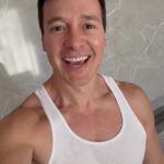Rodrigo Faro Instagram - É sobre quem fica na chuva com você, quando tem a opção de não se molhar…🙏🏻❤️