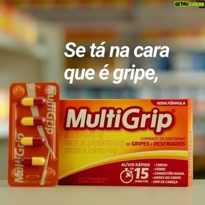 Rodrigo Faro Instagram - A nova campanha de MultiGrip® está no ar! E, pela terceira vez, contamos com a presença do nosso querido @rodrigofaro. A campanha está multidivertida e diferente para falar sobre o constrangimento causado pela gripe. Então, fique ligado na TV aberta e nos meios digitais para não perder nada, viu? Se tá na cara que é gripe, conte com o Efeito Multi de MultiGrip® para aliviar os sintomas em 15 minutinhos! #Gripe #Resfriado #Multigrip #15minutos #EfeitoMulti #NovaCampanha #PraTodosVerem O vídeo começa exibindo um grupo de pessoas conversando em uma sala de reuniões e, enquanto uma mulher fala, Rodrigo Faro a interrompe, levantando da mesa e correndo para fora da sala com cara de quem vai espirrar. Ele cruza o escritório correndo e, ao chegar ao banheiro, encontra uma faxineira que grita de susto. Ele volta e corre em direção ao elevador, que se encontra cheio de gente. Mais uma vez, ele sai correndo, mas, para fora do edifício. Ele adentra uma farmácia e, em um corredor cheio de MultiGrip, finalmente espirra e faz cara de alívio. Na sequência, sobre um fundo laranja, vemos uma cápsula de MultiGrip, com o seguinte texto: “Multialívio em 15 minutos. Alivia as dores e a febre - Paracetamol. Descongestionante nasal - Fenilefrina. Alivia a coriza - Clorfeniramina”. Por fim, vemos uma caixa e uma cartela de MultiGrip sobre o balcão da farmácia e, acima, o texto: “Se tá na cara que é gripe, MultiGrip”.