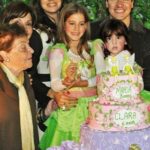 Rodrigo Faro Instagram - Nos braços maternos encontramos o amor mais verdadeiro. À minha mãe, raiz do meu ser, e à minha esposa, que com sua força e doçura, ilumina nosso lar com o amor que nutre nossa família, e à minha querida avó Di, que mesmo ausente, seu amor ainda aquece nossos corações, desejo um feliz Dia das Mães. E para todas as mães do Brasil, que vocês tenham um dia repleto de carinho e acolhimento. Vocês são o exemplo da força que torna este mundo um lugar mais acolhedor. Parabéns, mães!