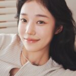 Roh Yoon-seo Instagram - ⠀ “아주 작은 센스가 전체 룩을 빛나 보이게 해요.” 배우 노윤서(@rohyoonseo)와 함께한 V2K RUN의 반짝이는 스타일링✨ 여러분의 스타일을 반짝이게 하는 팁은 무엇인가요?