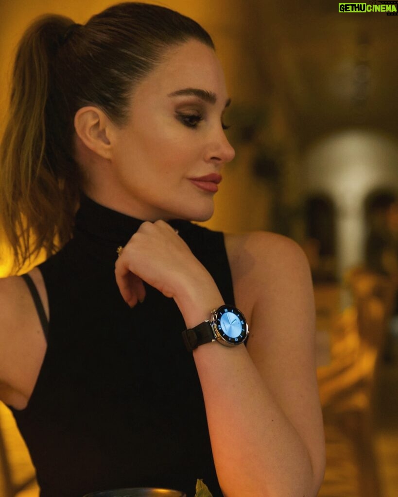 Rojda Demirer Instagram - Yeni yıla Huawei Watch GT 4 ile gireceğim çünkü bu şıklık başka bir saatte yok 🤩 @huaweimobiletr #HuaweiWatchGT4 #FashionForward #işbirliği