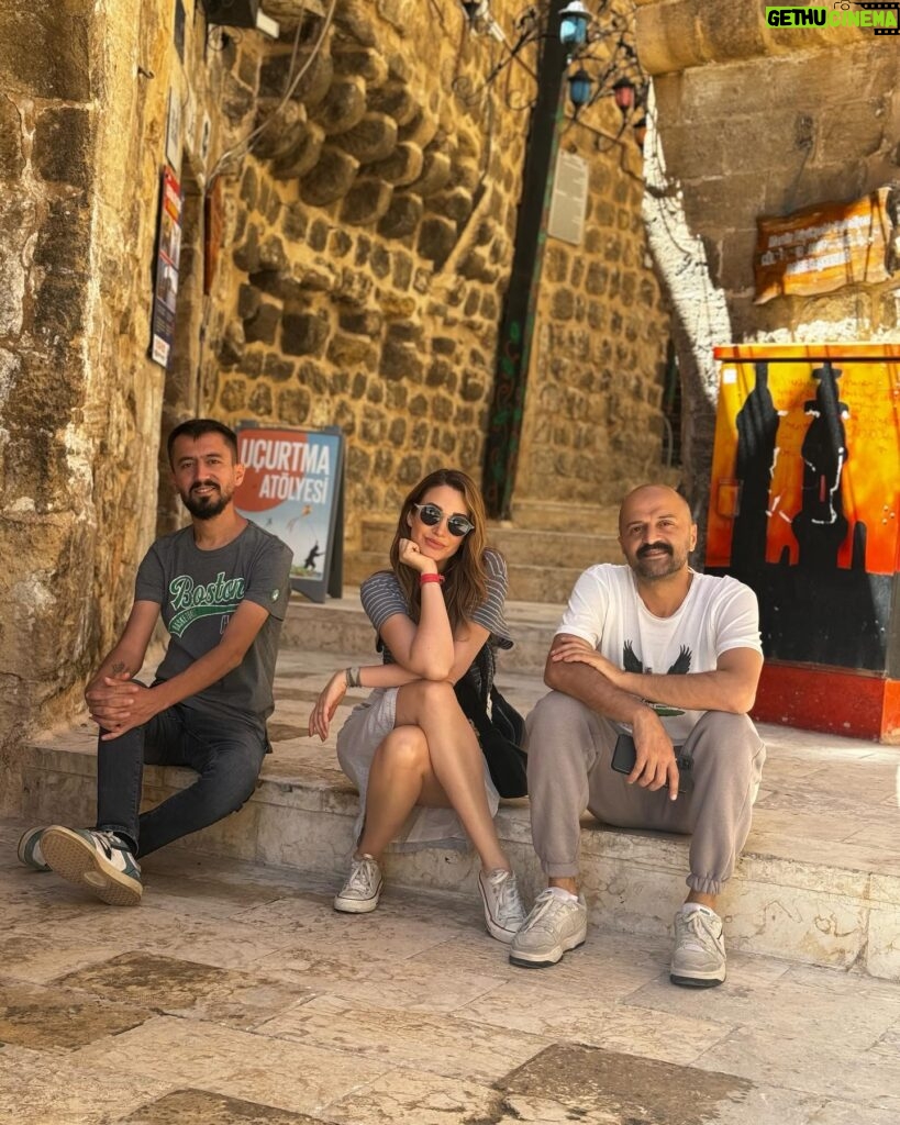 Rojda Demirer Instagram - Sanki zaman tünelinde başka bir dünyaya ışınlanmış gibiyiz 🫶dokusuna , tarihine ,medeniyetlerine hayran bırakan Mardin🫶 #mardin #doğuturnesi 🎭