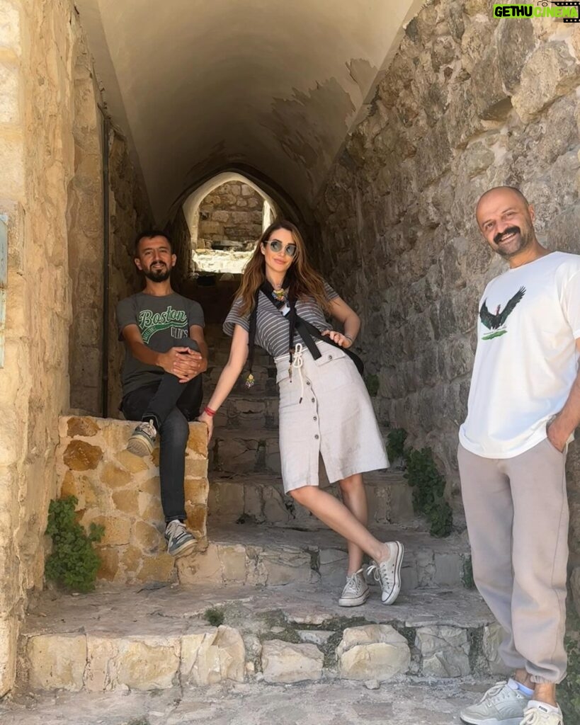 Rojda Demirer Instagram - Sanki zaman tünelinde başka bir dünyaya ışınlanmış gibiyiz 🫶dokusuna , tarihine ,medeniyetlerine hayran bırakan Mardin🫶 #mardin #doğuturnesi 🎭