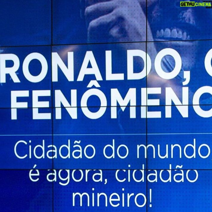 Ronaldo Instagram - Uma grande honra receber o título de Cidadão Honorário de Minas Gerais nesta Casa. @assembleiademinas Foi aqui, em Minas Gerais, que eu nasci pro mundo, aos 16 anos. Foi aqui que entrei em campo pela primeira vez como profissional. Foi aqui que tive a certeza que meus sonhos eram possíveis e daqui parti para conquistá-los. Foi do Cruzeiro que recebi a maior oportunidade da minha vida: ir pra fora fazer história e trazer pro Brasil o que podia ser nosso. Voltei como um bom filho que à casa torna. Voltei por acreditar na volta do Cruzeiro. Voltei pra ser parte da mudança no futebol brasileiro. Sou muito grato pela forma que me receberam, pelo apoio do povo mineiro. Escrevemos juntos um lindo capítulo de superação e seguimos adiante enfrentando momentos difíceis, desafiadores, com muitas lições pelo caminho, na direção de reerguer um gigante, dentro e fora de campo. Eu realmente mudei a minha vida pra embarcar nesse projeto. Essa terra hoje faz parte da minha rotina e dos meus planos. Dizem que aqui, cercado de montanhas, se aprende a respirar horizontes. Eu diria que aquele garoto de 1993 aprendeu cedo. Obrigado, Minas Gerais. Obrigado, @cruzeiro. ——————————————— Fotos: Gustavo Rabelo / BH Foto Elizabete Guimarães / ALMG