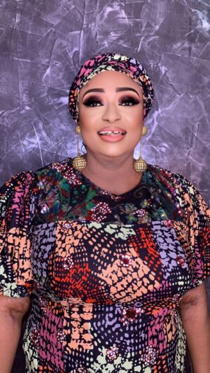 Ronke Oshodi Oke Instagram - Merry Christmas my people ❤️
My beautiful make up by @pearlposhlooks 

My people For your Luxury Italian 925 sterling 👌. @yeyeaje_aderonke_worldwide got you covered!

Wholesales, Nationwide Delivery , Italian 925 Sterling 
Call/whatapp or text  16479076803