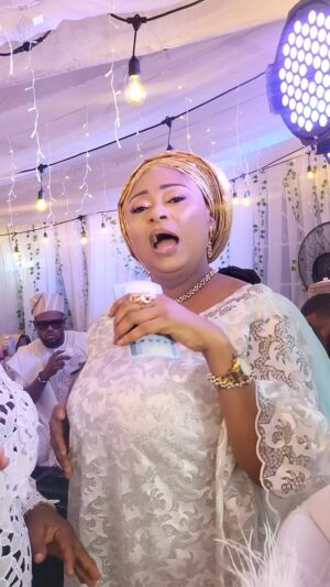 Ronke Oshodi Oke Instagram - Awesome time I had yesterday with my people 🥰❤️

Make up 💄 @pearlposhlooks