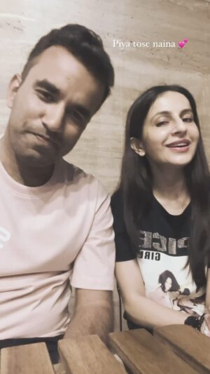 Roop Durgapal Instagram - Coffee aati hai tab tak gaa lia jaaye 😌❤️☕️ 
@roop_durgapal 🎶
.
.
.
#piyatose #coffee #musician #bliss #singersadda #reels #artist #blissful #singing #oldisgold #oldsongs