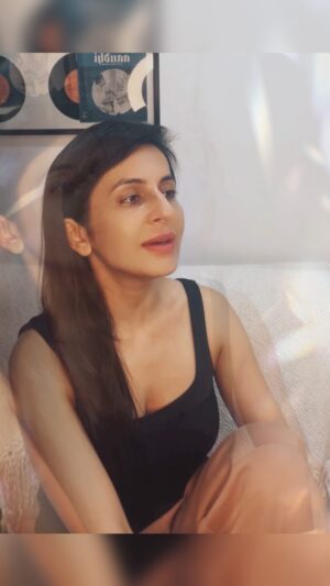 Roop Durgapal Instagram - Taking the advice of some very kind friends, I am going to do this on a regular basis.. hope I get your support & you guys like the songs in my voice 🥰 🙏 Also keep suggesting me songs that you would want to hear from me. Would try singing those as well.. ❤️ 
Song from the movie #dumlagakehaisha 
Originally sung by @monalithakur03 & @paponmusic 
Lyrics by @vidushak 
Composed by @anumalikmusic 
.
.
.
.
#singing #noautotune #mohmohkedhaage #singer #roopdurgapal #roopdurgapalsinging #reels #reelsinstagram #reelitfeelit #reelkarofeelkaro #reelsinstagram #reelindia #viral #viralvideos #viralsongs #viralvoice