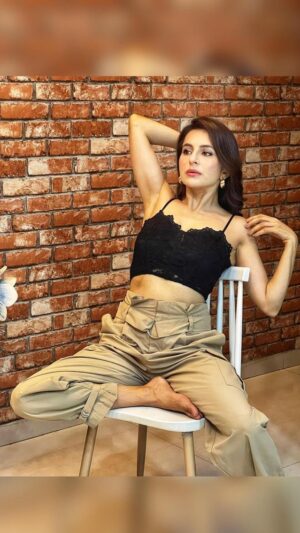 Roop Durgapal Instagram - You call it madness but I call it Love ❤️ 🖤 
.
.
.
.
.

 📸: @kiranpeswani 
Hair: @kiranpeswanihairstylist 
.
.
.
.
 #reelsindia #réel #reelsinstagram #reelsvideo #reelitfeelit #trendingreels #trending #trendingsongs #trendingnow #reelkarofeelkaro #roopdurgapal 
#black #casualstyle #casual #style #ootd