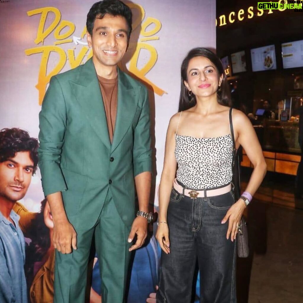 Roop Durgapal Instagram - Last night at the screening of #doaurdopyaar Congratulations to the entire team for a fun & emotional ride 👏 Thanks a ton @tanuj.garg for having me there❤️ . . 📸: by @snehzala 🤗