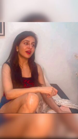 Roop Durgapal Instagram - My kinda Meditation 🧘 🎵 🎶 
.
.
.
.
.
.
#singing #terehawale #laalsinghchaddha #arijitsingh #shreyaghoshal #noautotune #singer #roopdurgapal #roopdurgapalsinging #reels #reelsinstagram #reelitfeelit #reelkarofeelkaro #reelsinstagram #reelindia #viral #viralvideos #viralsongs #viralvoice