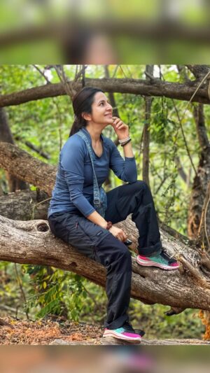 Roop Durgapal Instagram - रात भर करता रहा तेरी तारीफ़ चाँद से..
चाँद इतना जला के सुबह तक सूरज हो गया .. ☺️🥰
Do you also feel One with Nature ? 
.
.
.
.
#naturelovers #naturephotography 
#nature #naturelover #roopdurgapal 
 #reelsindia #réel #reelsinstagram #reelsvideo #reelitfeelit #trendingreels #trending #trendingsongs #trendingnow #reelkarofeelkaro