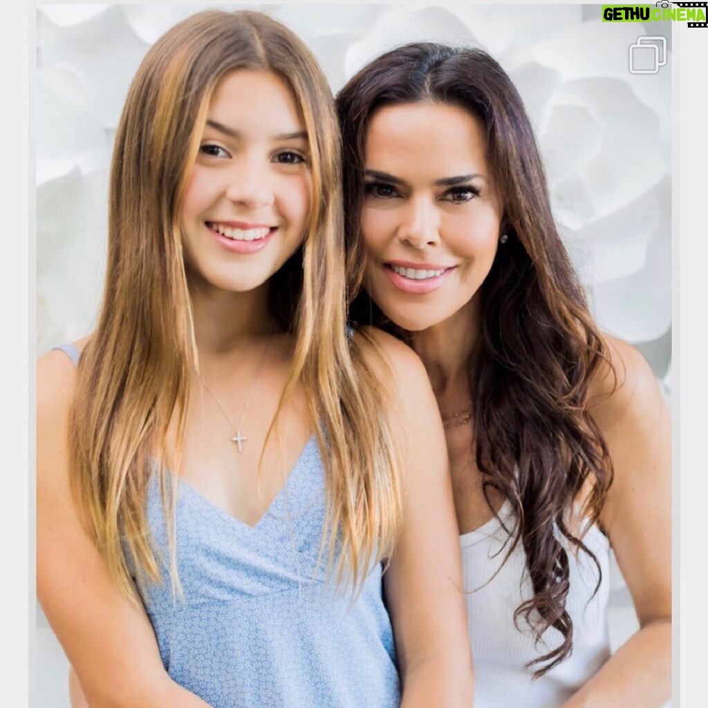 Rosa Blasi Instagram - If you are anything like me...you’re the one always TAKING the photos of your family and are never in them. Thanks @monocleproject for capturing proof of my participation in my daughters life 😂. For your photog needs in the Southern California or Palm Springs area, for your holiday photo cards (just 12 weeks away 😳), family gatherings, parties or just as ‘proof’ you were there....can’t recommend these guys enough to capture it 📸! I will always treasure this photo shoot with @kaiafinn ❤️