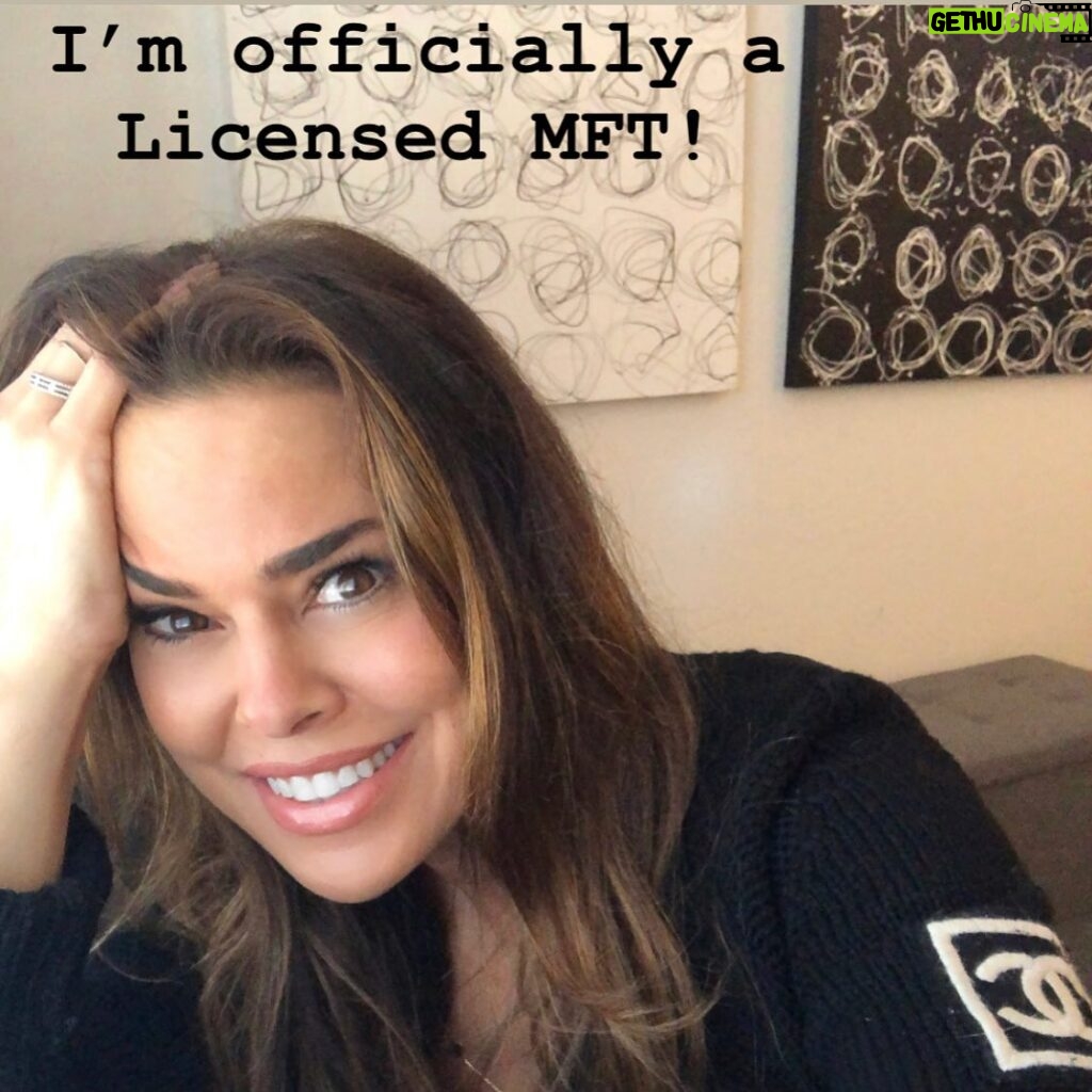 Rosa Blasi Instagram - This is the look of finally getting licensed (and passing the 4 hour clinical exam)! This was the hardest thing Ive ever done…And I’ve given birth, sang in stadiums that seat 80,000 people, and sat through divorce court proceedings. On 11/11 a day of both manifestation and Veterans Day (shout out to my Dad 😇 and all the Veterans who REALLY have a difficult job), I want to remind everyone that we are all capable of overcoming obstacles. We just have to believe in ourselves that we can. What’s next??? #LMFT #manifest #bossbitch #hardworkpaysoffs #Trust Artwork credit @mikecollinsart