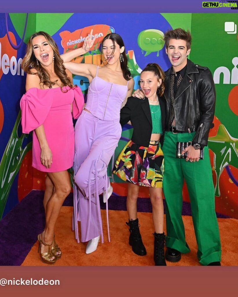 Rosa Blasi Instagram - This is not my audition for The Real Housewives of Hiddenville 😂 it’s the 1st @nickelodeon Kids Choice Awards I’ve attended in 5 years. Good to be reunited with part of my Thunderman and missing the ones not here!
