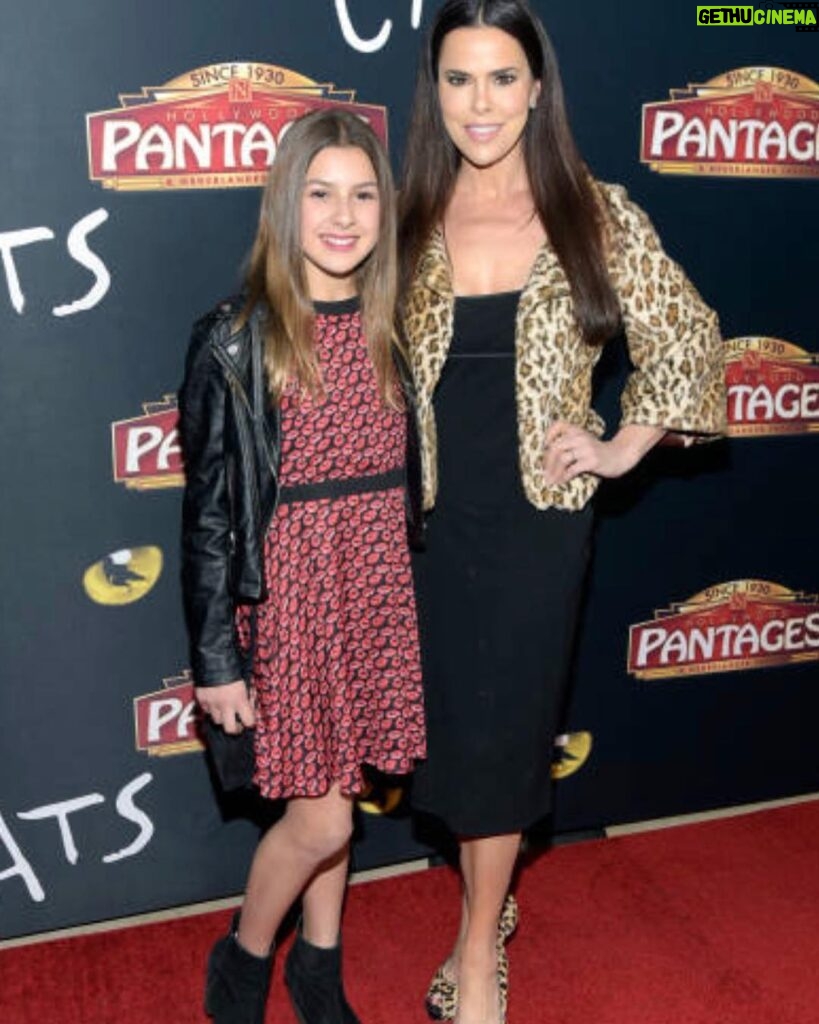 Rosa Blasi Instagram - Thank you @hollywoodpantagestheatre for a remarkable night at the opening of #Cats & making a “memory” 🎶 with my daughter @kaiafinn. It was incredible to watch the jaw dropping talent and relive all the feels I had seeing it for the first time as a child. Bravo 👏🏽 and what a season ahead! What’s YOUR fav show from childhood?