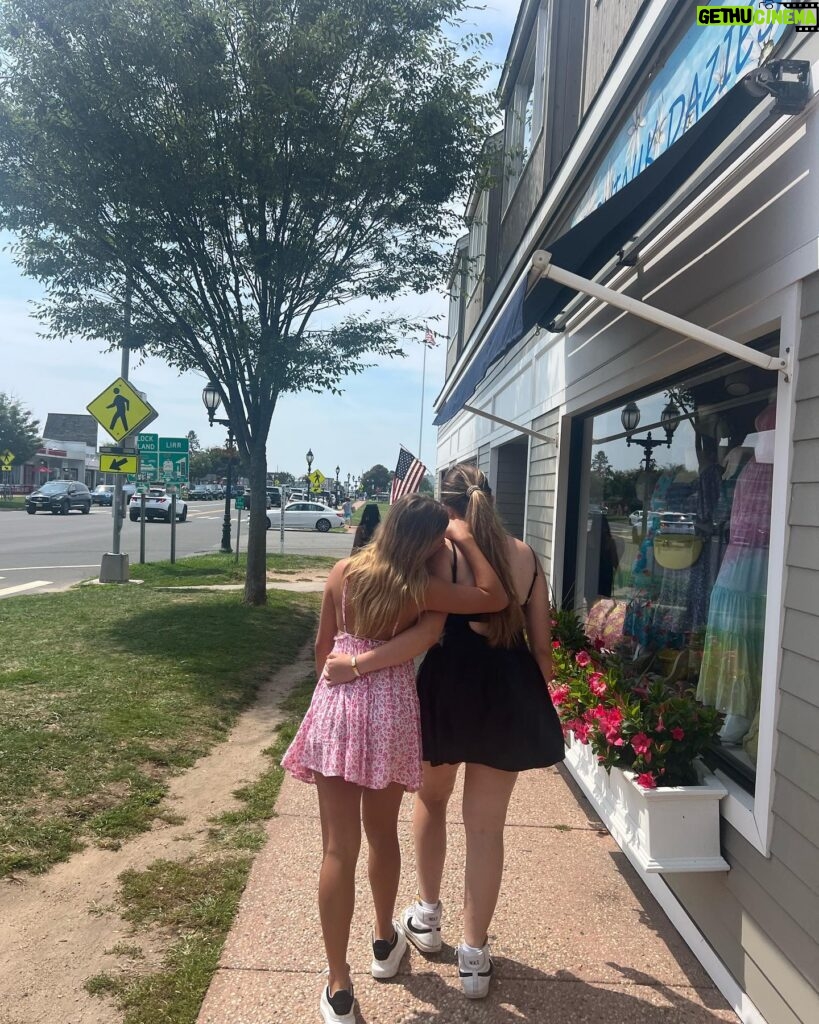 Rosa Blasi Instagram - Hamptons Trip and Summer 2023…that’s a wrap!