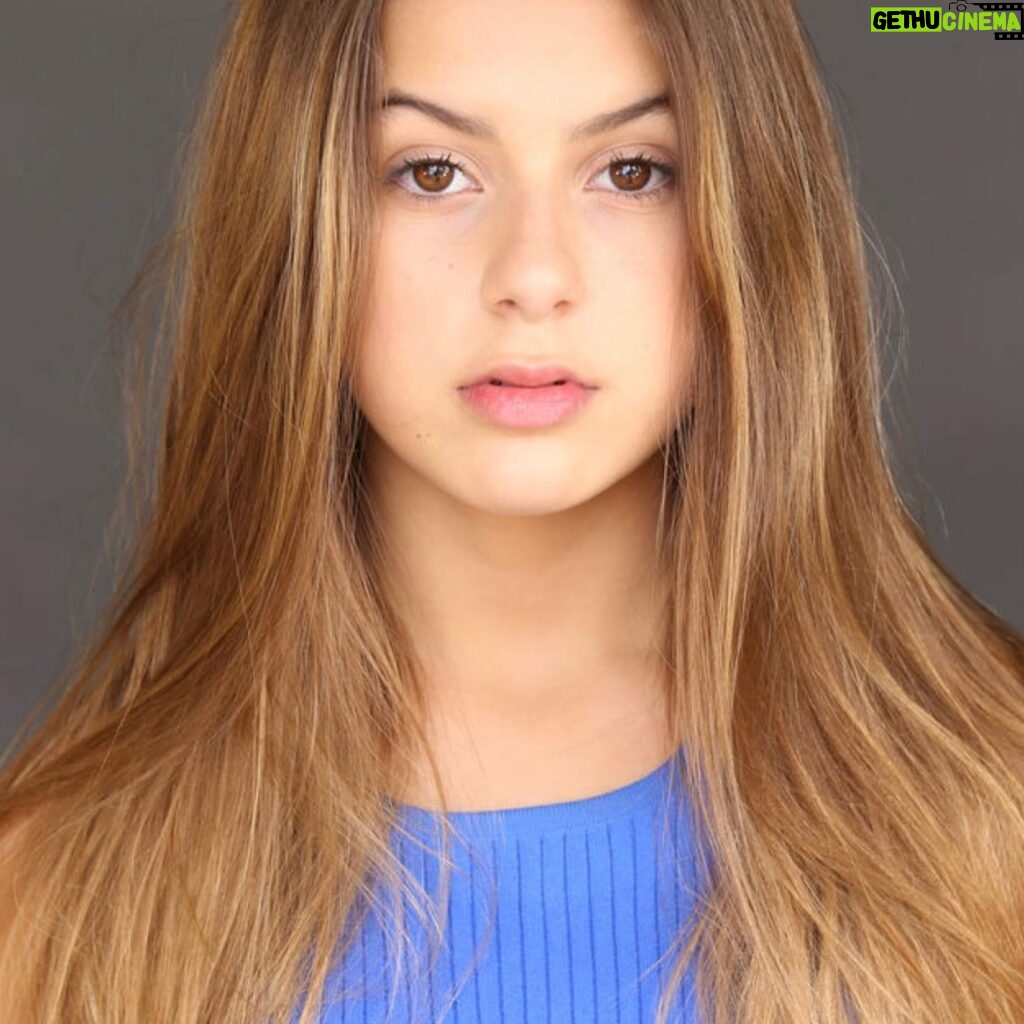 Rosa Blasi Instagram - Look out 2020! There’s a new SAG 🎬kid in town and she’s gotten her first headshots! Thanks to the talents of photographer @deidhra who was not only fun to work, but also able to capture the many faces of my old soul/sassy kid @kaiafinn who has been BEGGING for years to be allowed to pursue this, and finally convinced her dad via a power point presentation w/rebuttals anticipating any possible argument! As I used to say when I was little “here my go!” #kaiafinn #kidactor #headshots #hollywooddreams