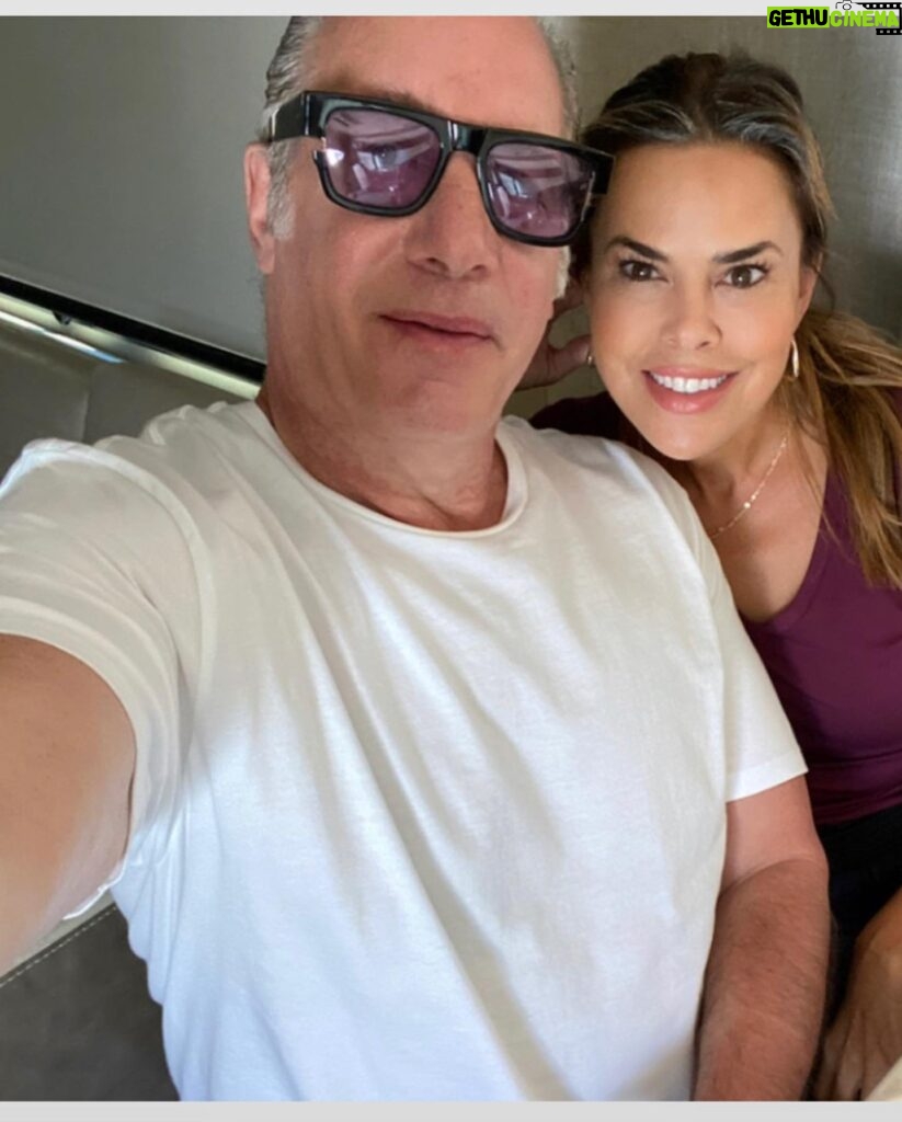 Rosa Blasi Instagram - Oh the irony of trying to look younger only to play older! Grateful to be working with the one and only @andrewdiceclay! I adored him as a fan years before I got to work with him on my first Tv series ever Hitz in 1996, and now again on this film he is starring in ‘Warrior Strong’ in Canada 🇨🇦. Swipe to see 👵🏼