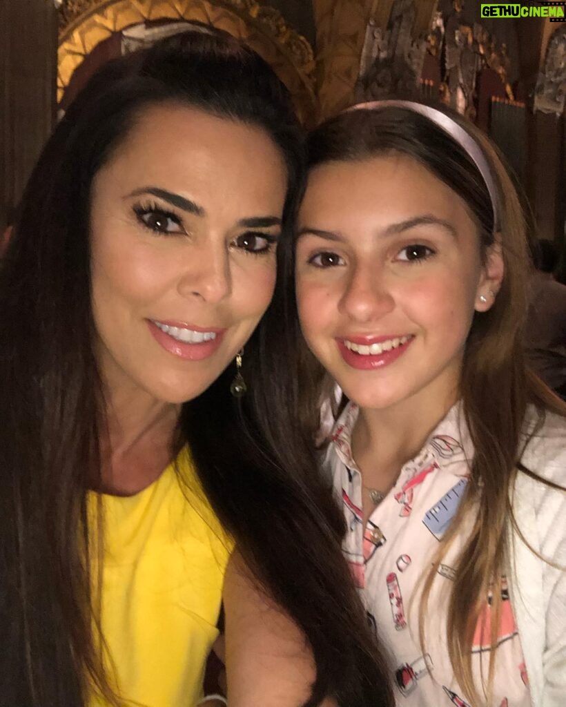 Rosa Blasi Instagram - This show truly is a “world of pure imagination!” Thank you for thrilling us last night @hollywoodpantagestheatre at the opening of Charlie and the Chocolate Factory! Especially if you have kids-this is a must see! RUN to see this show before it leaves. It’s an outstanding and magical ride. #CharlieandtheChocolateFactory #imagination #creativityonsteroids #livetheatre