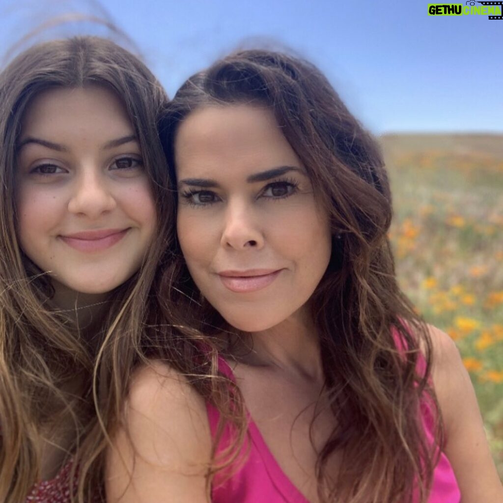 Rosa Blasi Instagram - What’s a Mother’s Day without flowers?! 🌼