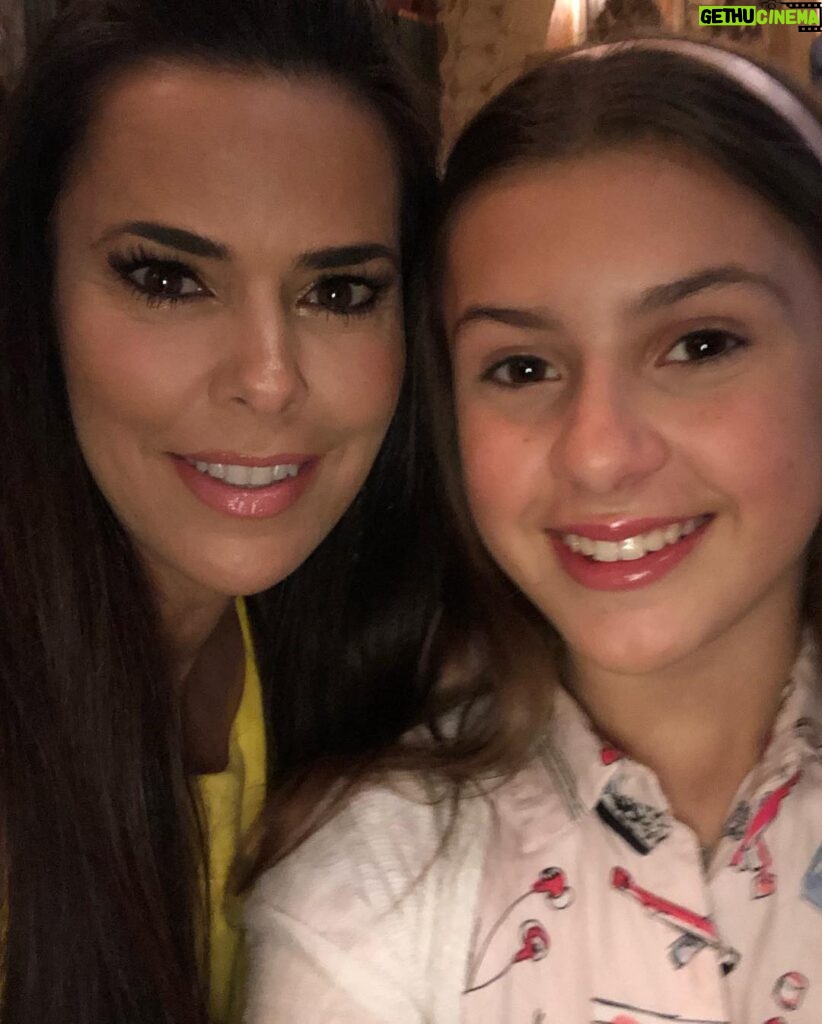 Rosa Blasi Instagram - This show truly is a “world of pure imagination!” Thank you for thrilling us last night @hollywoodpantagestheatre at the opening of Charlie and the Chocolate Factory! Especially if you have kids-this is a must see! RUN to see this show before it leaves. It’s an outstanding and magical ride. #CharlieandtheChocolateFactory #imagination #creativityonsteroids #livetheatre