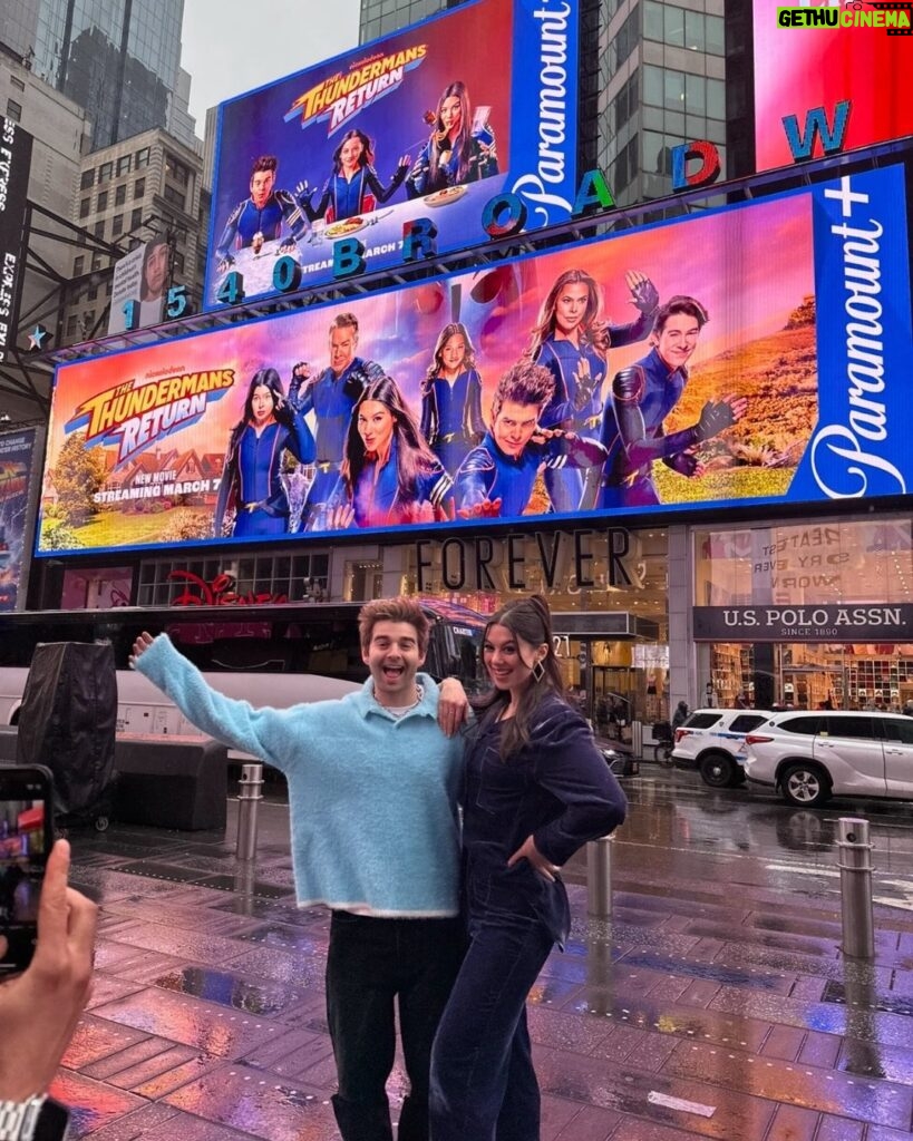 Rosa Blasi Instagram - Today Times Square…Tomorrow the premiere of The Thundermans Return on @Paramountplus & @Nickelodeon ⚡️⚡️⚡️⚡️⚡️