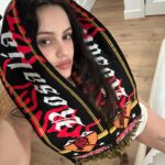 Rosalía Instagram - Hola, hoy toca post serio con caption serio: HOY HACE 2 AÑOS QUE SALIÓ MOTOMAMI lmklqwlmwlkqzkamksaaaaaaa puse el corazon la mente el alma la voz el cuerpo entero a este proyecto y lo recibisteis como se recibe al amor de tu vida en el aeropuerto después de que se haya tirado un par de años fuera ufff NUNCA DOY VUESTRO AMOR POR SENTADO gracias a eso pude hacer un tour por gran parte del mundo que no es poca cosa🙏 A veces cuesta acordarse de pk uno hace lo que hace, porque no es fácil levantar proyectos y hacer algo que los demás terminen escuchando, viendo, disfrutando y haciéndose suyo porque literalmente MOTOMAMI NO ES MÍO ES VUESTRO DESDE EL DÍA QUE SALIÓ❤️Madremía que recuerdos buscando estas fotos!!! son hechas a lo largo de los años que estaba preparando todo a ciegas porque una nunca sabe..y viéndolo en retrospectiva ahora es jebi!! eso se creó, eso pasó. Ultimamente he tenido un poco de montaña rusa en mi vida como sabéis pero como también sabéis soy una mujer que voy a muerte con todo lo que hago y tengo muchas ganas de hacer más música, más mundos, de meterme en más lios y de dar más🤲 Gracias GRACIAS GRACIAS ni en mis mejores sueños podía imaginar lo que Motomami ha terminado siendo y es por vosotros