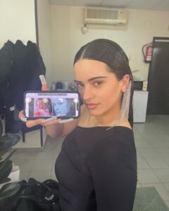Rosalía Instagram - Hola, hoy toca post serio con caption serio: HOY HACE 2 AÑOS QUE SALIÓ MOTOMAMI lmklqwlmwlkqzkamksaaaaaaa puse el corazon la mente el alma la voz el cuerpo entero a este proyecto y lo recibisteis como se recibe al amor de tu vida en el aeropuerto después de que se haya tirado un par de años fuera ufff NUNCA DOY VUESTRO AMOR POR SENTADO gracias a eso pude hacer un tour por gran parte del mundo que no es poca cosa🙏 A veces cuesta acordarse de pk uno hace lo que hace, porque no es fácil levantar proyectos y hacer algo que los demás terminen escuchando, viendo, disfrutando y haciéndose suyo porque literalmente MOTOMAMI NO ES MÍO ES VUESTRO DESDE EL DÍA QUE SALIÓ❤️Madremía que recuerdos buscando estas fotos!!! son hechas a lo largo de los años que estaba preparando todo a ciegas porque una nunca sabe..y viéndolo en retrospectiva ahora es jebi!! eso se creó, eso pasó. Ultimamente he tenido un poco de montaña rusa en mi vida como sabéis pero como también sabéis soy una mujer que voy a muerte con todo lo que hago y tengo muchas ganas de hacer más música, más mundos, de meterme en más lios y de dar más🤲 Gracias GRACIAS GRACIAS ni en mis mejores sueños podía imaginar lo que Motomami ha terminado siendo y es por vosotros