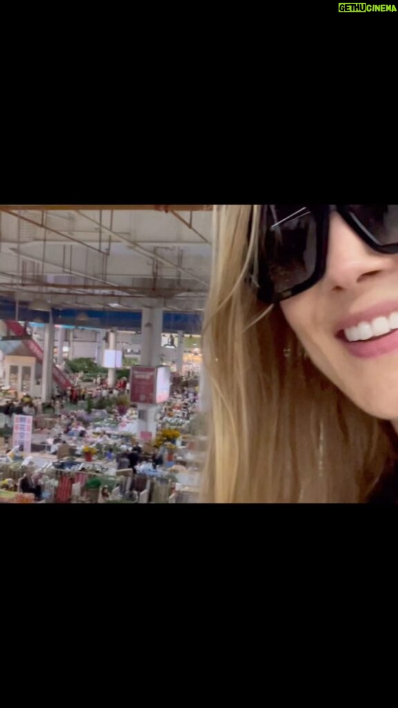 Rosamund Pike Instagram - Flower Market Kunming ❤️💐🌹🌸🌺
