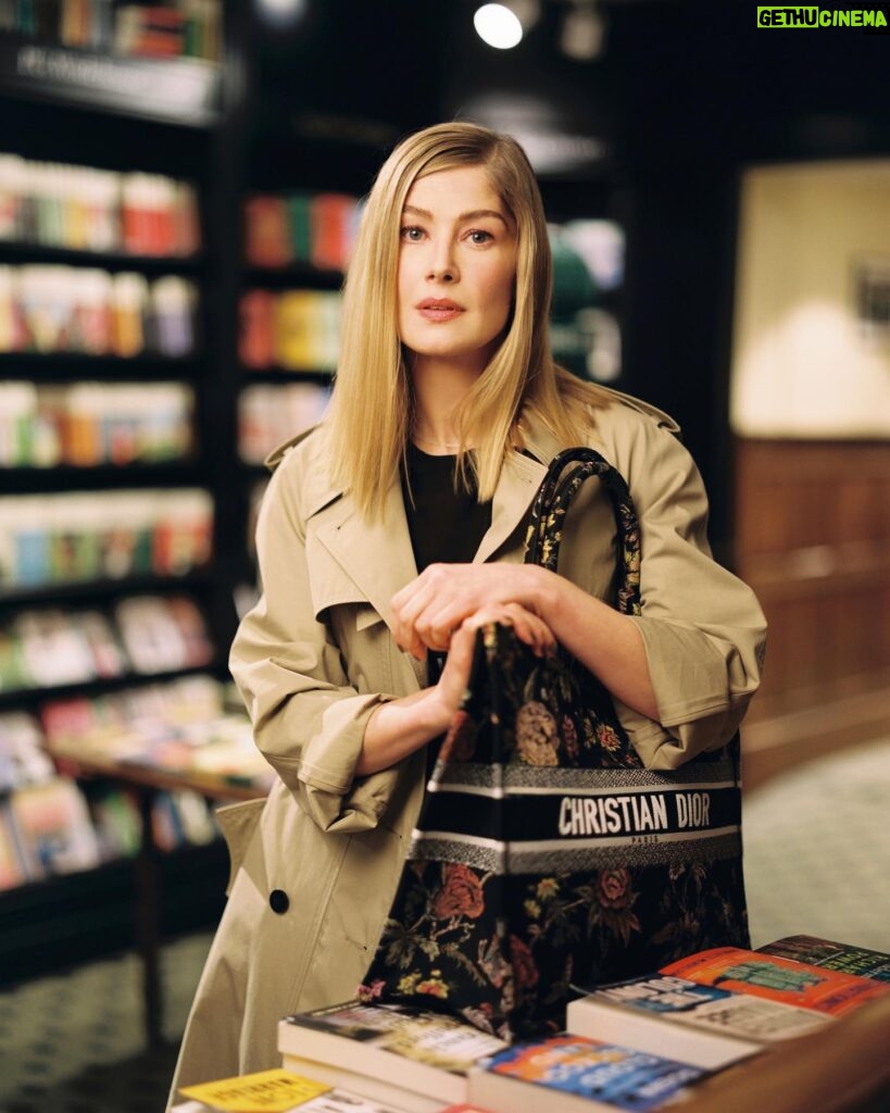 Rosamund Pike Instagram - Unveiling the latest Book Tote Club edition featuring House friend @MsPike as she ventures into the storied @HatchardsPiccadilly, one of London's oldest bookshops, with her #DiorBookTote from #DiorSS23 by @MariaGraziaChiuri. Stay tuned for the upcoming video where she shares her beloved literary treasures, from timeless classics to contemporary gems. © @MarionBerrin