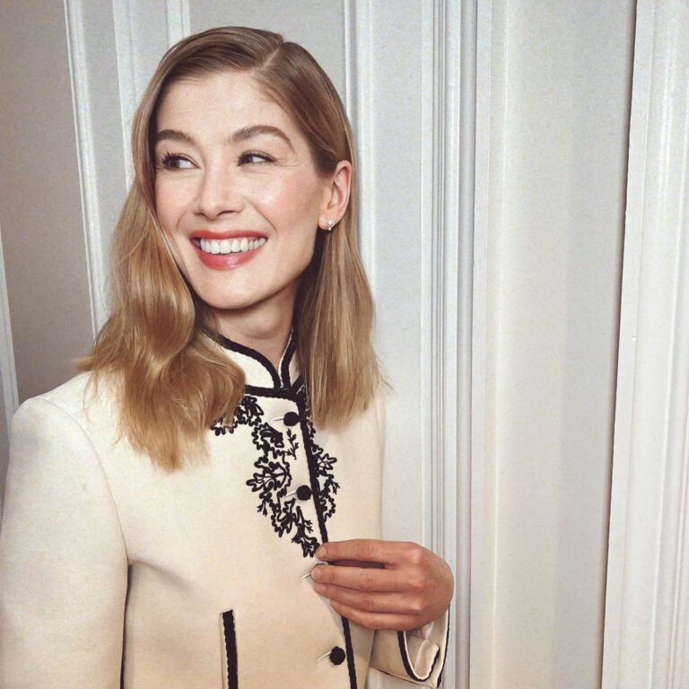 Rosamund Pike Instagram - What a dream last night to be honoured with the award for “Best Female Narrator” for my reading of “The Eye of the World” at the Audies in New York last night. Recording these Robert Jordan books, following in the footsteps of Michael Kramer and Kate Reading, has been emotional, wonderful, exhausting, momentous and deeply rewarding. At every step I have been inspired by the voices of my amazing cast mates in @thewheeloftime . My mother, Caroline Friend, shared the win last night, as my creative partner and director of these audiobooks. Thank you Audies and thank you to my beautiful fellow nominees for being so welcoming last night! ❤️
