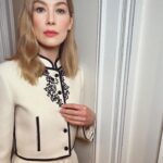 Rosamund Pike Instagram – What a dream last night to be honoured with the award for “Best Female Narrator” for my reading of “The Eye of the World” at the Audies in New York last night. Recording  these Robert Jordan books, following in the footsteps of Michael Kramer and Kate Reading, has been emotional, wonderful, exhausting, momentous and deeply rewarding. At every step I have been inspired by the voices of my amazing cast mates in @thewheeloftime . My mother, Caroline Friend, shared the win last night, as my creative partner and director of these audiobooks. Thank you Audies and thank you to my beautiful fellow nominees for being so welcoming last night! ❤️