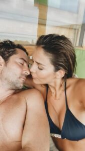Rosanna Zanetti Instagram - 8 años llenos de risas, baile, complicidad, paz… Dándome mil razones para amarte. Tus brazos son mi lugar favorito, hoy un océano nos separa así que vuelve pronto para seguir celebrando el amor cada día todos los días. Te Amo @davidbisbal ♥️