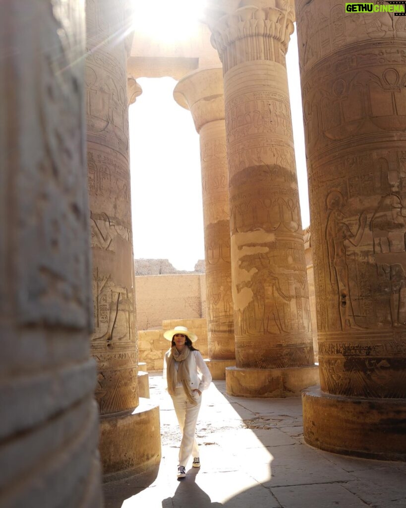 Rosanna Zanetti Instagram - Templo de Kom Ombo La luz, los detalles y el video de lo que me dice David la mayoría de las veces que me graba 🫶🏼 📸db #egipto #egipt #komombo #komombotemple