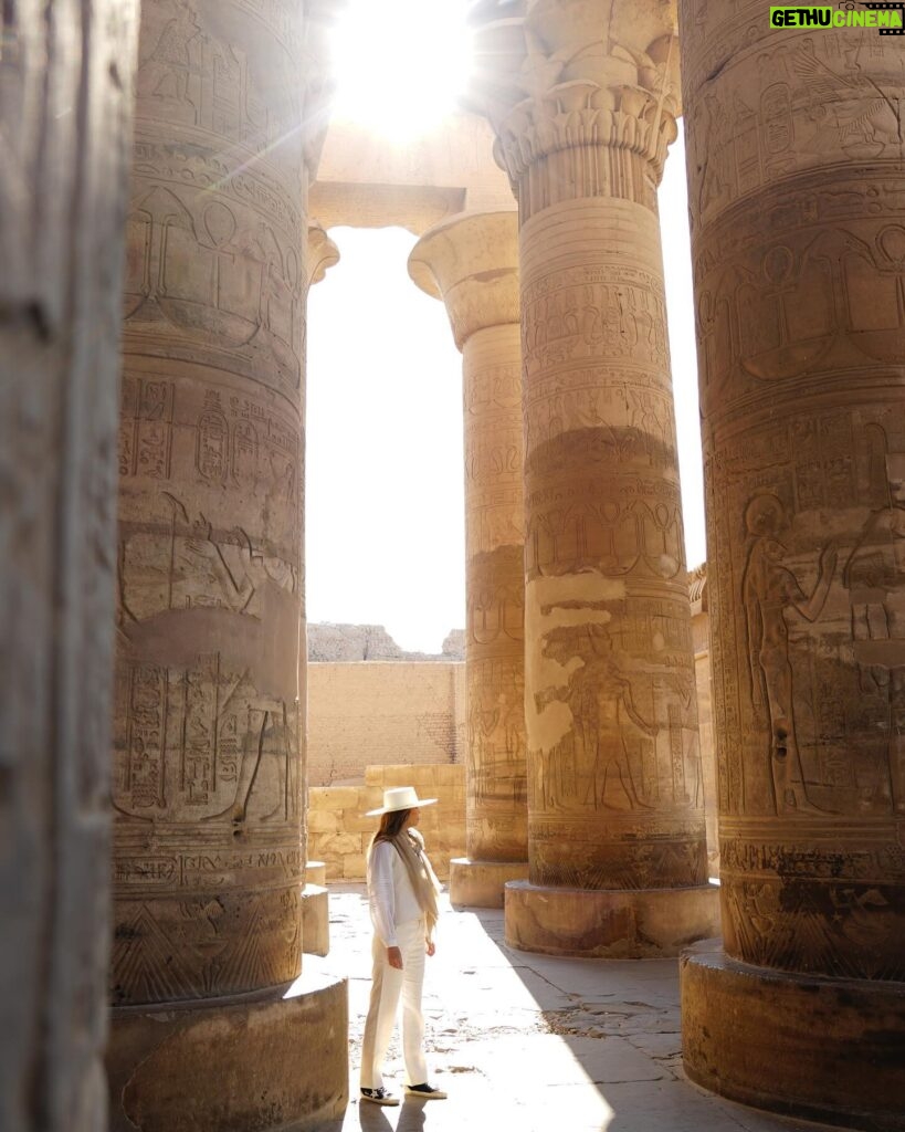 Rosanna Zanetti Instagram - Templo de Kom Ombo La luz, los detalles y el video de lo que me dice David la mayoría de las veces que me graba 🫶🏼 📸db #egipto #egipt #komombo #komombotemple