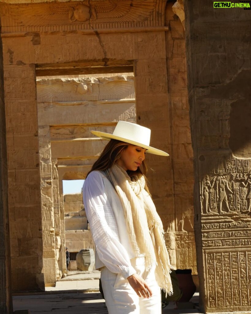 Rosanna Zanetti Instagram - Templo de Kom Ombo La luz, los detalles y el video de lo que me dice David la mayoría de las veces que me graba 🫶🏼 📸db #egipto #egipt #komombo #komombotemple