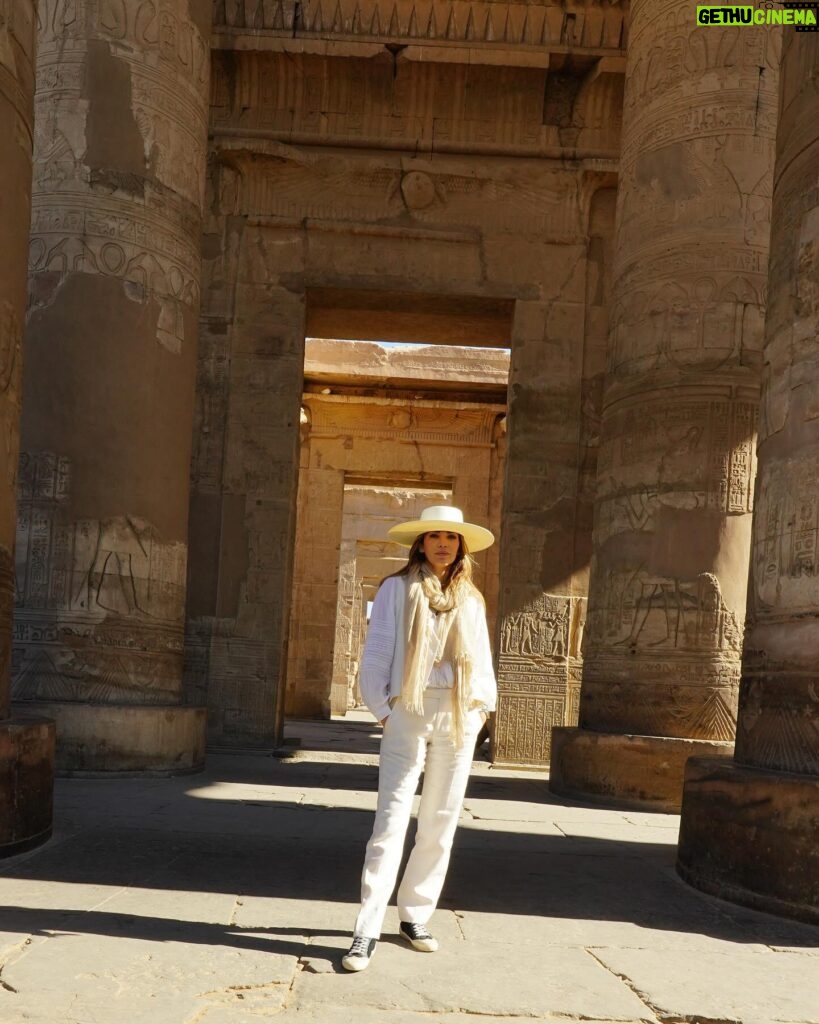 Rosanna Zanetti Instagram - Templo de Kom Ombo La luz, los detalles y el video de lo que me dice David la mayoría de las veces que me graba 🫶🏼 📸db #egipto #egipt #komombo #komombotemple