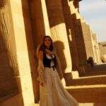 Rosanna Zanetti Instagram - Tengo muchas fotos del viaje a Egipto que no me dio tiempo de publicar, estas fueron en Luxor en el valle de las Reinas y valle de los Reyes. Este look fue de mis favoritos del viaje✨