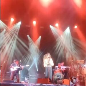 Rosario Flores Instagram - Gracias #Llodio por esta gran noche….Ni la lluvia nos quitó las ganas de marcha!!!! #telodigotodoynotedigoná #concierto #laudio #rosarioflores