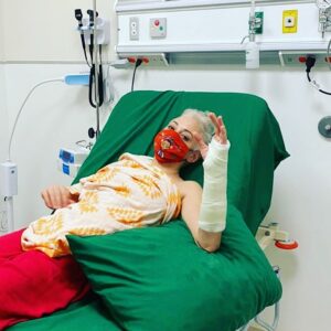 Rose McGowan Instagram - Reading US election results while on the stairs = bone break. It cost $250 in Mexico for my emergency room visit, compared to a likely 10k hospital bill in California for the same accident. USA is not the land of the free, it’s the land of the overcharged. #bigpharma #usa🇺🇸 #mexico 🇲🇽 OUCH