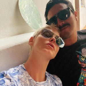 Rose McGowan Instagram - Before I met my partner I had sworn off love. It was going to be just me and my dog Pearl. And then this amazing human managed to break through my walls. I’m here to say you can find healthy love. You can find someone who values you. You can find someone you emotionally, physically and spiritually respond to positively. I found love in a hopeless place and that hopeless place was inside of me. We attract the level of health we are at. You are worth love in whatever form it takes. You are worth kindness and respect, just as I am. I thought it was over this love thing, but what was over was my allowing bad people into my heart. It can be done this healthy sexy love thing, but we need to get right within ourselves first. Don’t let anyone love bomb you, let it develop in a healthy way. Today I’m grateful to all of you out there that have sent me good wishes through the years and loved me until I could love myself, until I could let someone good love me. You’ve all played a part in where I am today. Thank you. And most of all, my wonderful 3% alien of a human, I thank you. ❤️