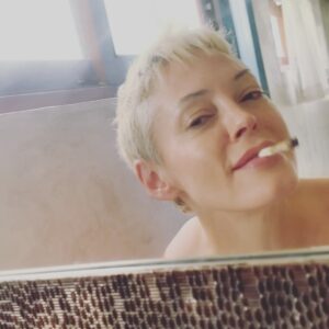 Rose McGowan Instagram - Pearl/Perlita and I tried living in a city for the last two  months. Our spirits were dying. Pearl/Perlita has run free on the beach & jungle her entire life. I had to return her to her happy place. I could not stand to see her so sad. Today we have returned. For two months I tried to find a place to belong, a place to call home. Nothing fit. When you come from many places you are rootless, without a home or culture to call your own. This is both good and bad. To be a part of no memories, no ties, no bonds to people or home. I used to relate to the astronaut floating above the earth, on her own in the vast darkness and quiet of space. But then I realized I always saw the astronaut from above and it was then that I realized I am the universe. We are the universe. 🇲🇽🪐 Pearl / Perlita y yo hemos intentado vivir en una ciudad durante los últimos dos meses.  Nuestros espíritus estaban muriendo.  Pearl / Perlita ha corrido libre en la playa y en la jungla toda su vida.  Tuve que devolverla a su feliz lugar.  No podía soportar verla tan triste.  Hoy hemos vuelto.  Durante dos meses traté de encontrar un lugar al que pertenecer, un lugar al que llamar hogar.  Nada encajaba.  Cuando vienes de muchos lugares, estás desarraigado, sin un hogar ni una cultura que puedas llamar tuya.  Esto es bueno y malo.  Formar parte de sin recuerdos, sin ataduras, sin ataduras con las personas ni con el hogar.  Solía ​​asociarme con el astronauta flotando sobre la tierra, solo con ella en la vasta oscuridad y tranquilidad del espacio.  Pero luego me di cuenta de que siempre veía al astronauta desde arriba y fue entonces cuando me di cuenta de que yo soy el universo.  Somos el universo.