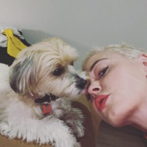 Rose McGowan Instagram - Pearl/Perlita and I tried living in a city for the last two  months. Our spirits were dying. Pearl/Perlita has run free on the beach & jungle her entire life. I had to return her to her happy place. I could not stand to see her so sad. Today we have returned. For two months I tried to find a place to belong, a place to call home. Nothing fit. When you come from many places you are rootless, without a home or culture to call your own. This is both good and bad. To be a part of no memories, no ties, no bonds to people or home. I used to relate to the astronaut floating above the earth, on her own in the vast darkness and quiet of space. But then I realized I always saw the astronaut from above and it was then that I realized I am the universe. We are the universe. 🇲🇽🪐 Pearl / Perlita y yo hemos intentado vivir en una ciudad durante los últimos dos meses.  Nuestros espíritus estaban muriendo.  Pearl / Perlita ha corrido libre en la playa y en la jungla toda su vida.  Tuve que devolverla a su feliz lugar.  No podía soportar verla tan triste.  Hoy hemos vuelto.  Durante dos meses traté de encontrar un lugar al que pertenecer, un lugar al que llamar hogar.  Nada encajaba.  Cuando vienes de muchos lugares, estás desarraigado, sin un hogar ni una cultura que puedas llamar tuya.  Esto es bueno y malo.  Formar parte de sin recuerdos, sin ataduras, sin ataduras con las personas ni con el hogar.  Solía ​​asociarme con el astronauta flotando sobre la tierra, solo con ella en la vasta oscuridad y tranquilidad del espacio.  Pero luego me di cuenta de que siempre veía al astronauta desde arriba y fue entonces cuando me di cuenta de que yo soy el universo.  Somos el universo.