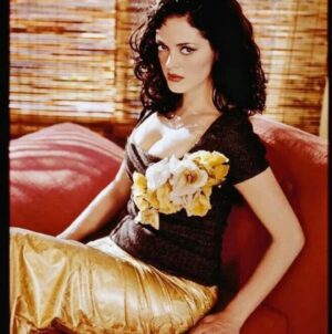Rose McGowan Instagram - Beautiful photos. Looking back, I see a lovely young woman who had not found her voice, who suppressed until explosion. Don’t you sometimes wish you could go back and help your past self? I do. I would’ve told her to be proud of who she was, to not let Hollywood society dictate value and to not internalize stranger’s voices. Thank you @iconic_rosemcgowan for unearthing these images. #90s 📸 @andrewmacpherson_official